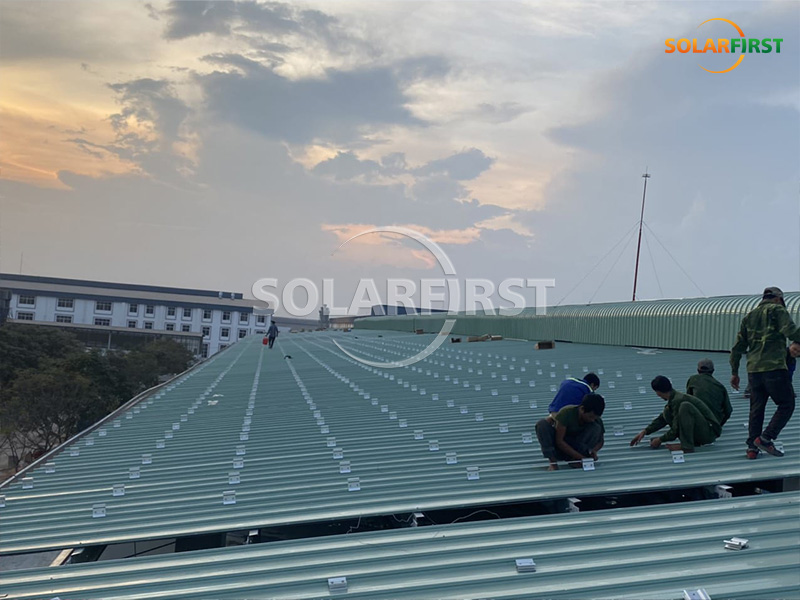15 MWp Metallziegeldachmontage in Vietnam