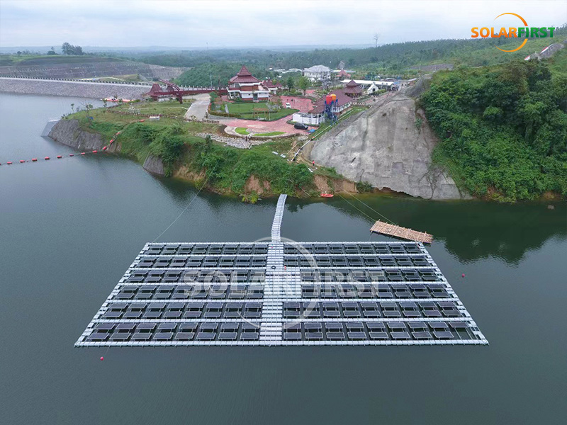 Schwimmende PV-Anlage mit 68 kWp in Indonesien