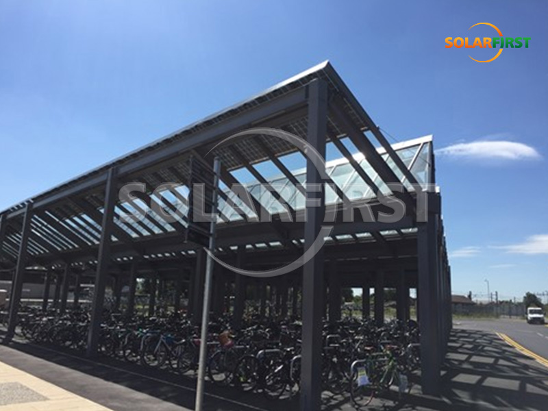 325 m² großer BIPV-Fahrradunterstand am Bahnhof Cambridge North, Großbritannien