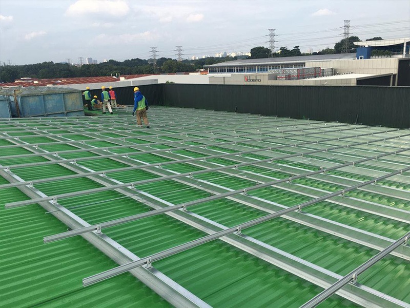 Installation von Solarmodulen auf Metalldächern: Wichtige Vorteile und Überlegungen stehen nebeneinander